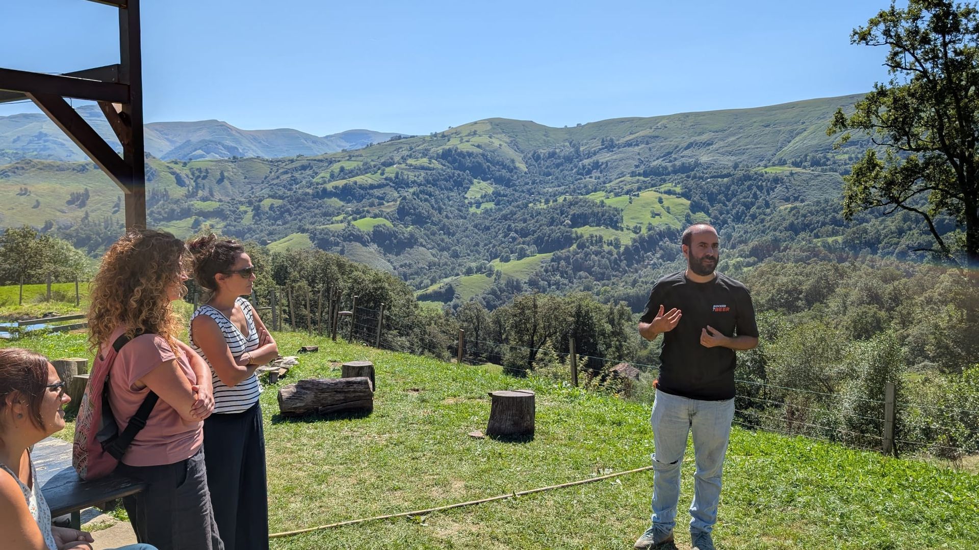 Aitor explicando cómo la Lleldiría intenta "habitar el territorio de otra manera"