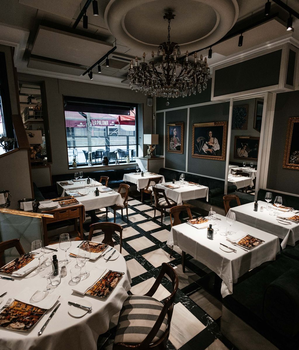 El comedor con las mesas vestidas antes del servicio