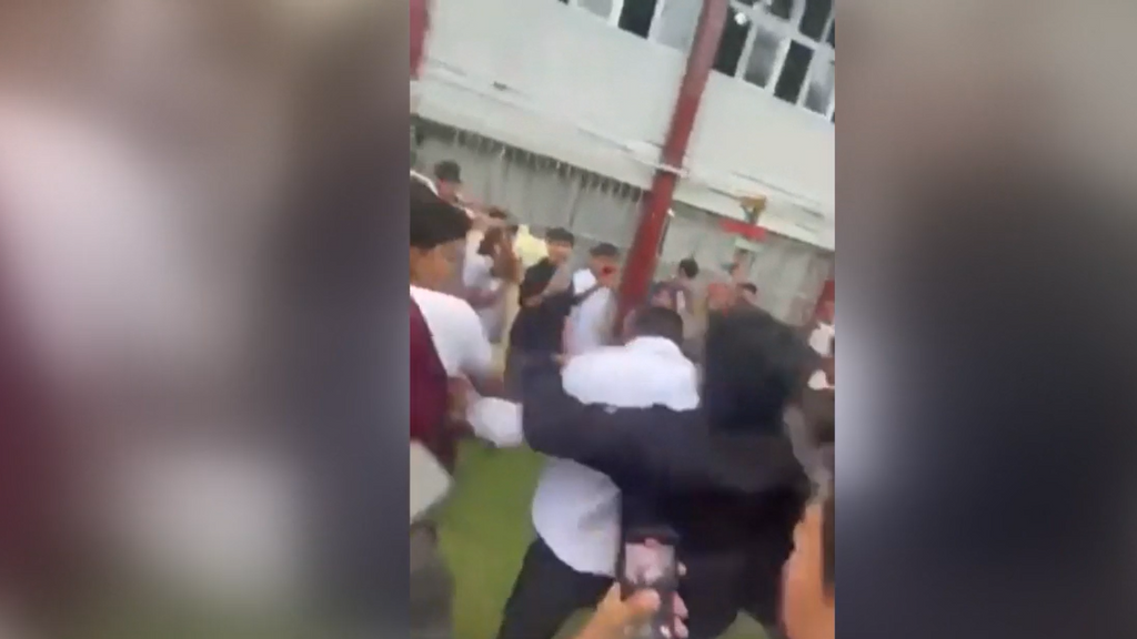 Brutal paliza de unos alumnos al director de un instituto en México tras ser acusado de acoso sexual