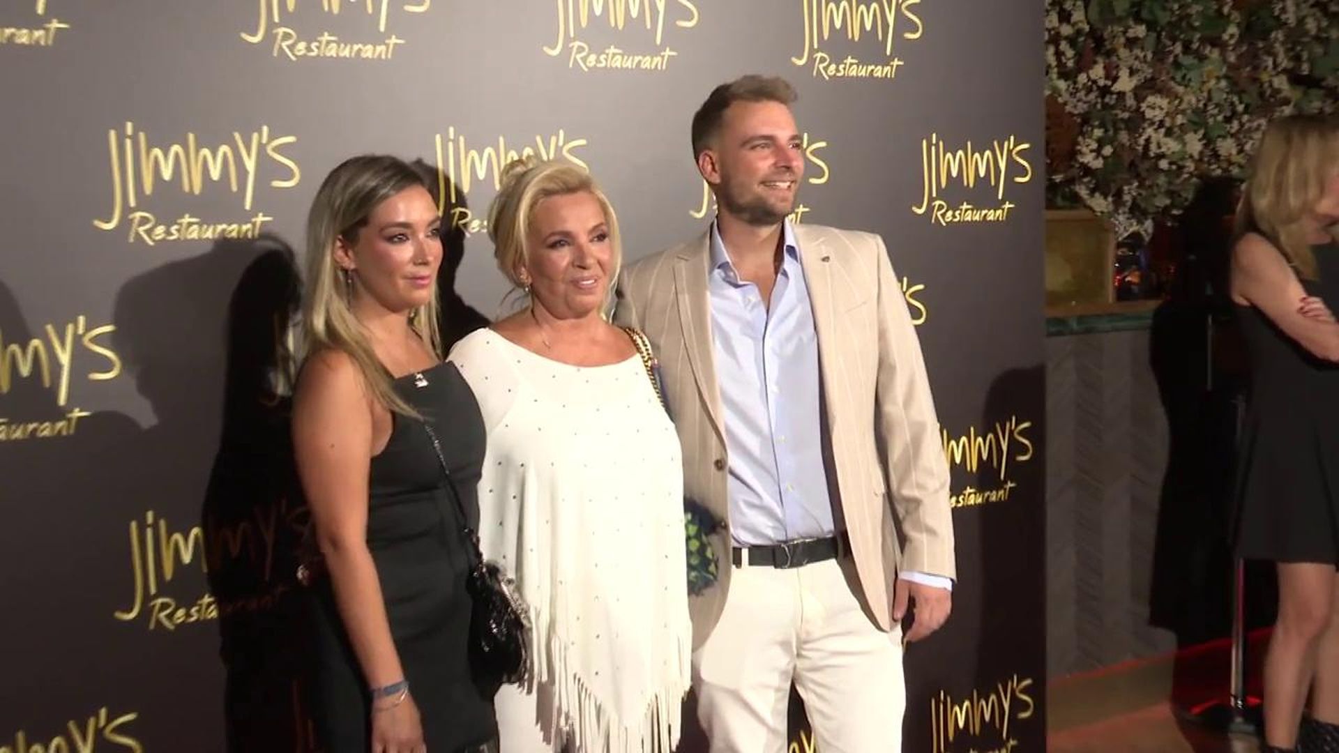 Carmen Borrego y sus dos hijos