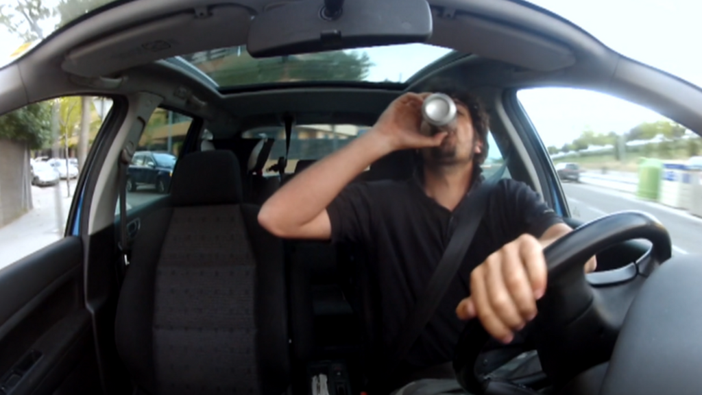 Las distracciones al volante son la primera causa de muerte en carretera: beber agua son 200 euros de multa