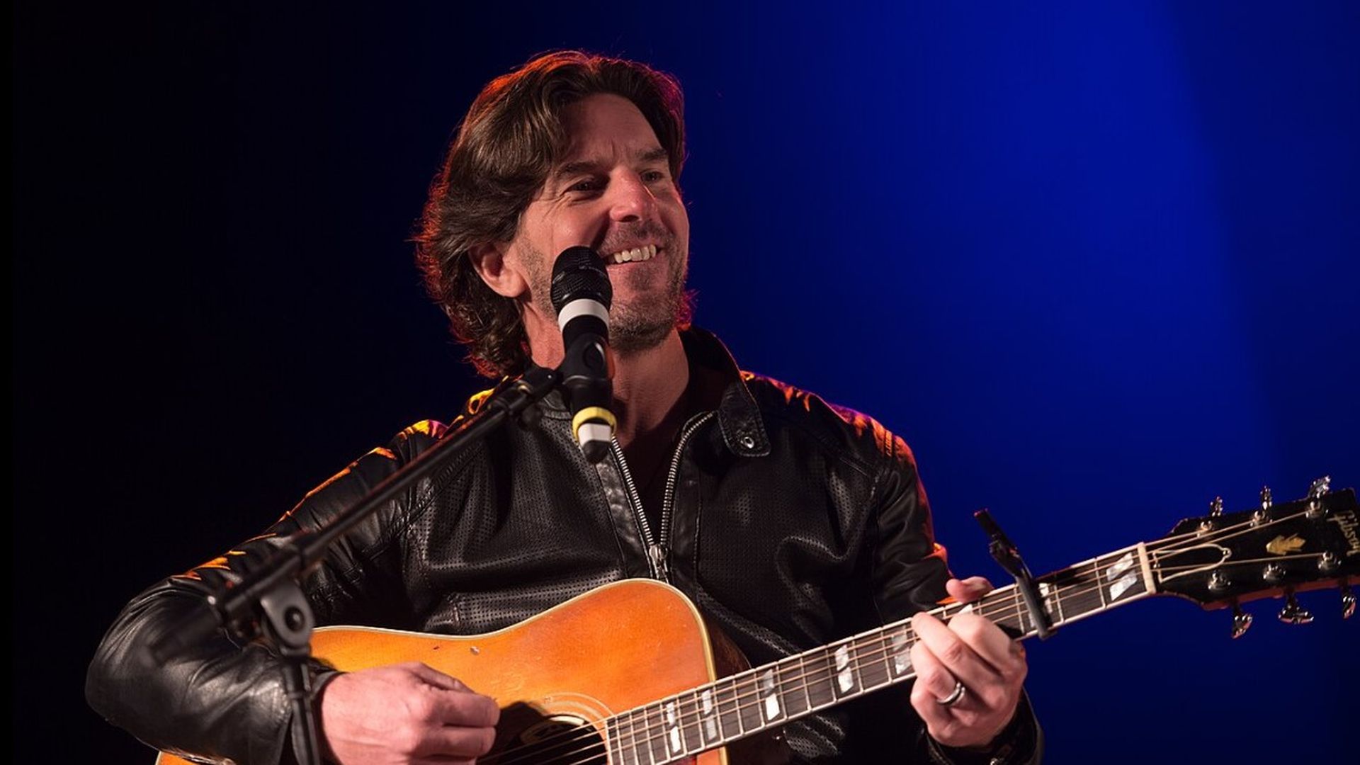 El cantautor estadounidense, Brett James, durante un concierto en Alemania. ARCHIVO