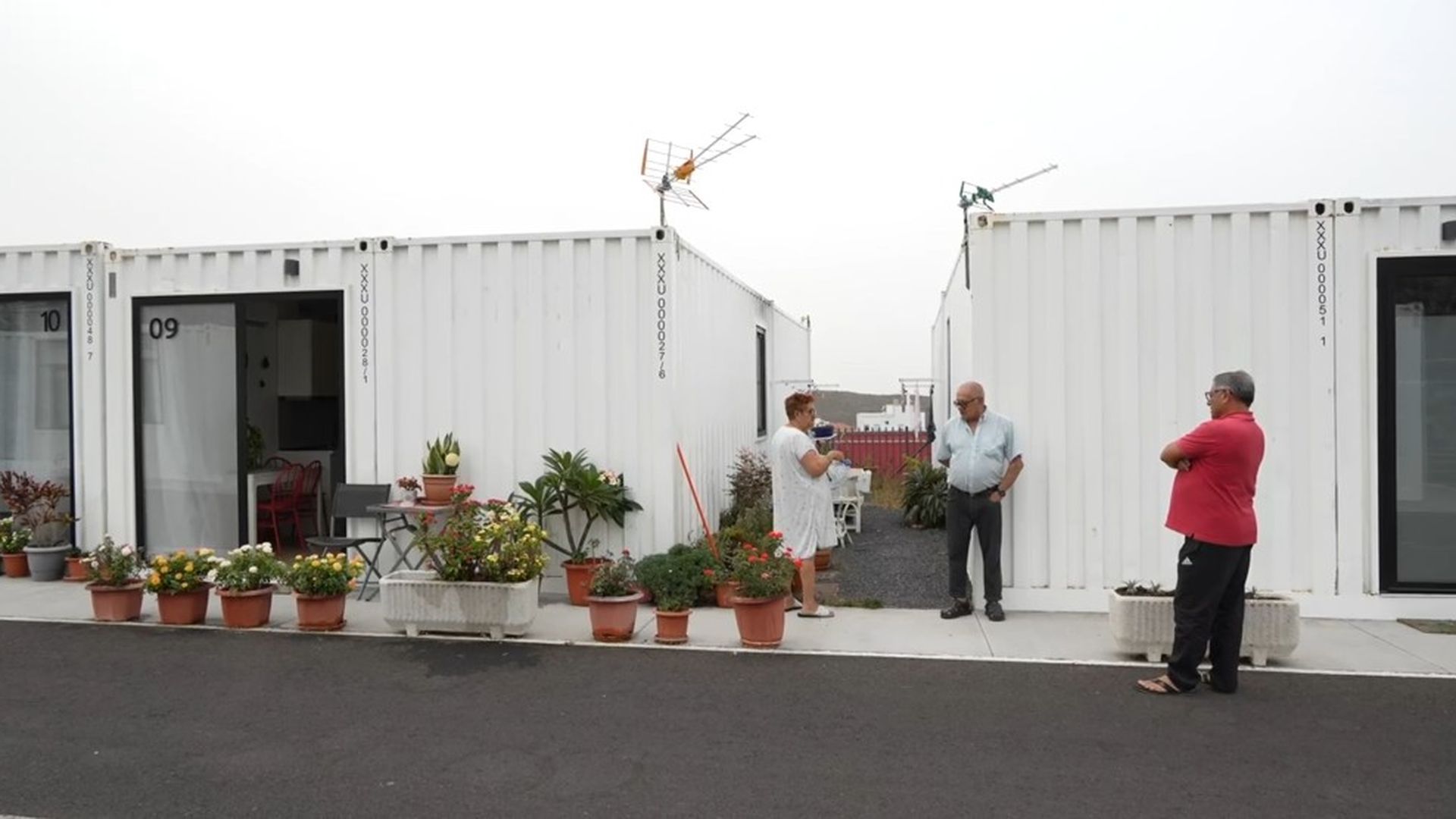 Familias afectadas por el volcán de La Palma siguen en contenedores: "Uno se adapta a vivir en cualquier sitio"