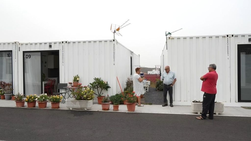 Familias afectadas por el volcán de La Palma siguen en contenedores: "Uno se adapta a vivir en cualquier sitio"