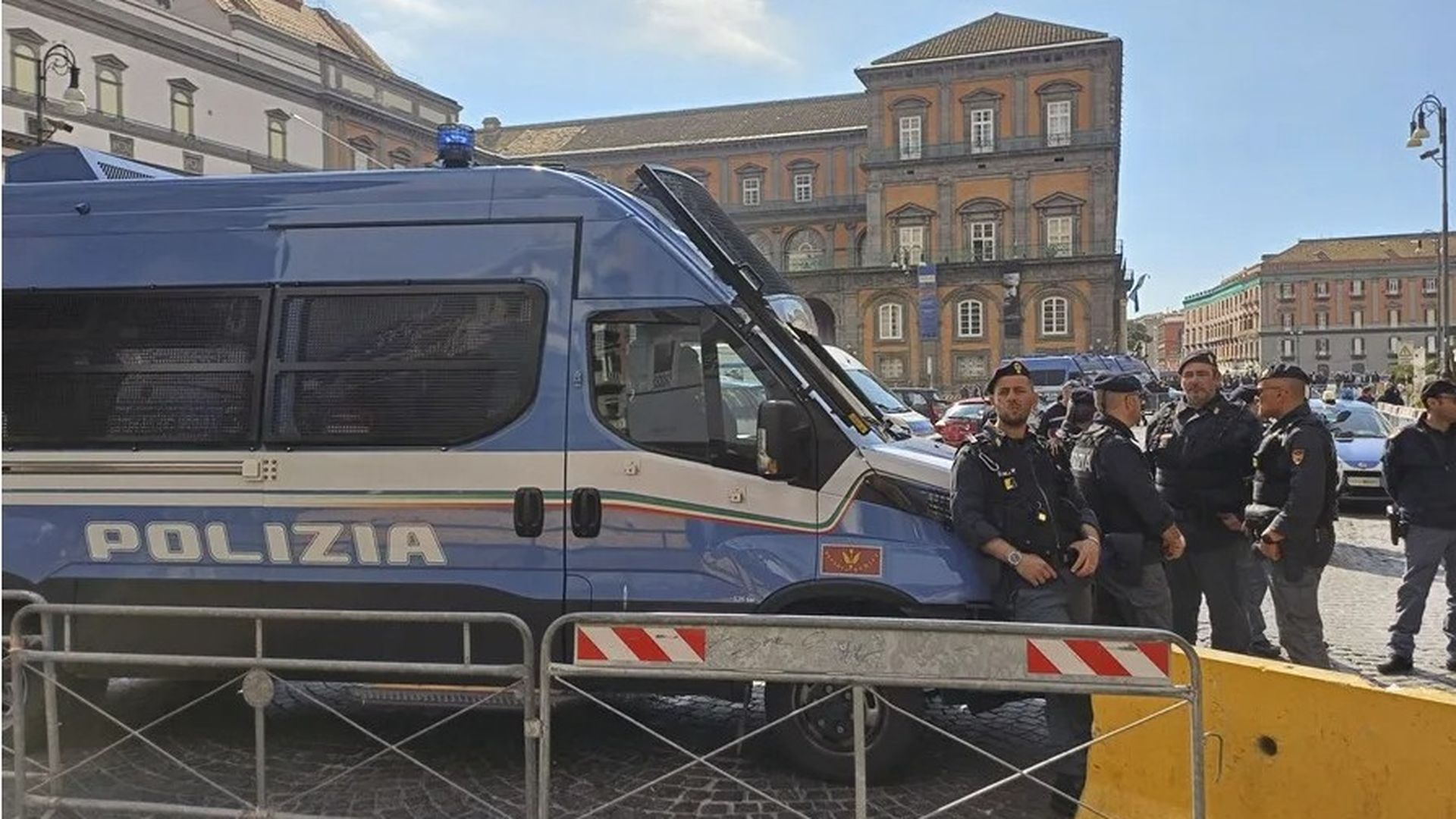 Imagen de archivo de un furgón policial frente al Palacio Real de Nápoles