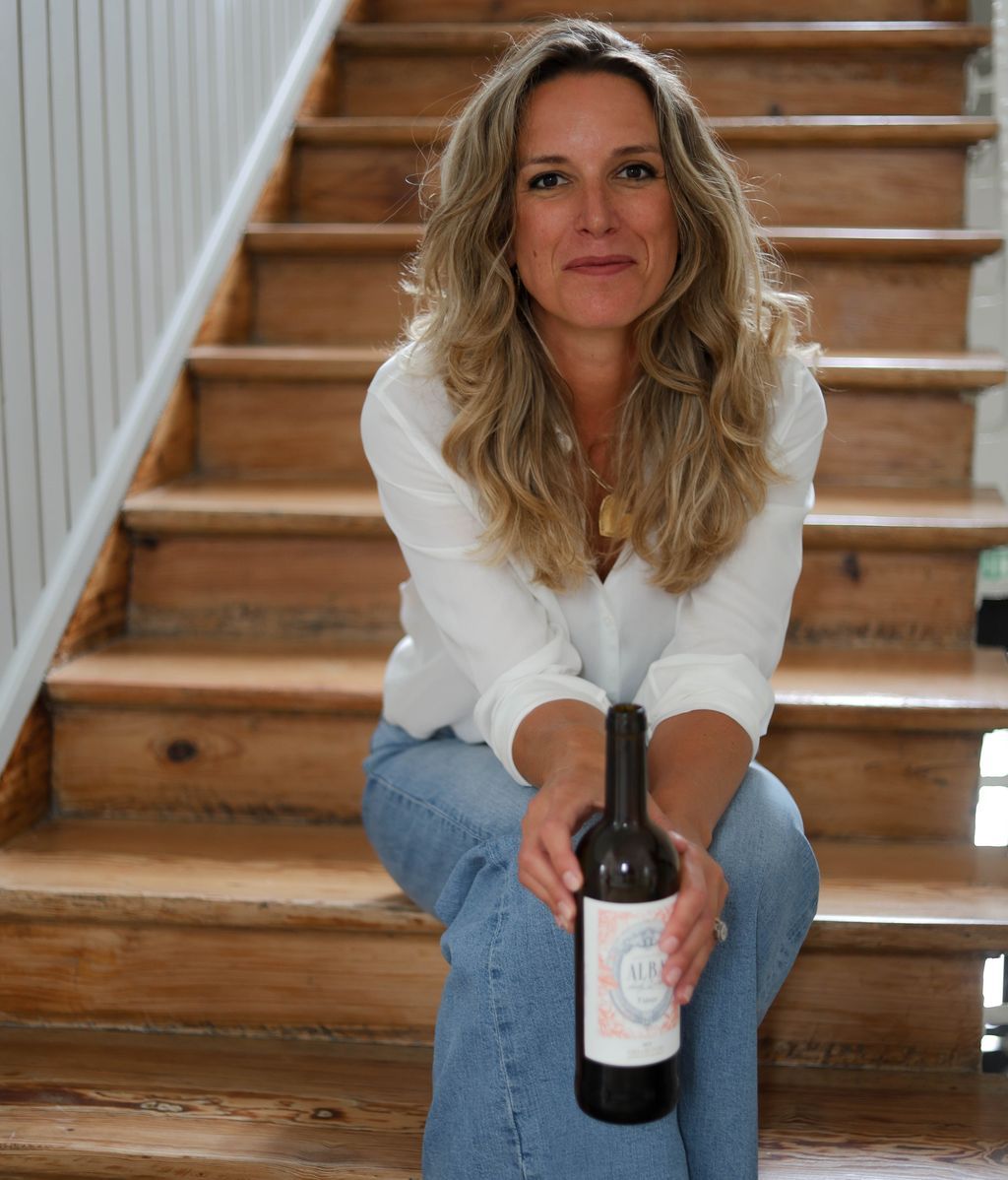 Alba posando con su primera referencia, un tinto 100% tempranillo