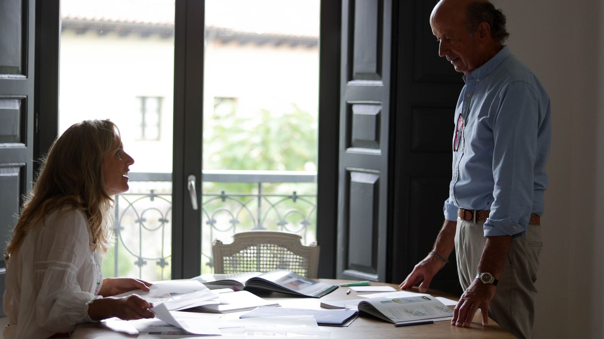 Alba y su padre, decidiendo sobre sus vinos