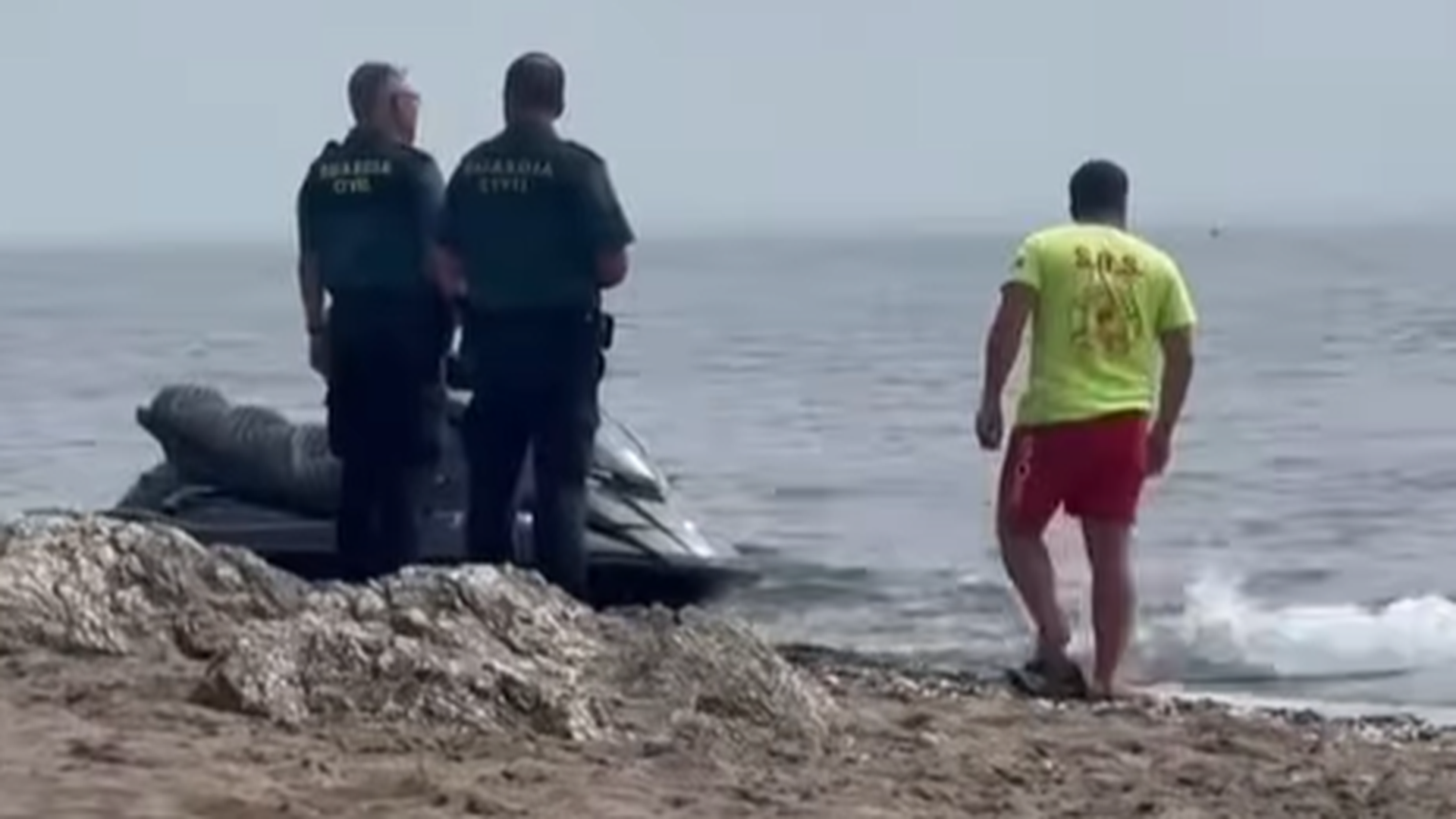 La Guardia civil custodio la moto de agua encontrada en una playa de Mijas (Málaga)