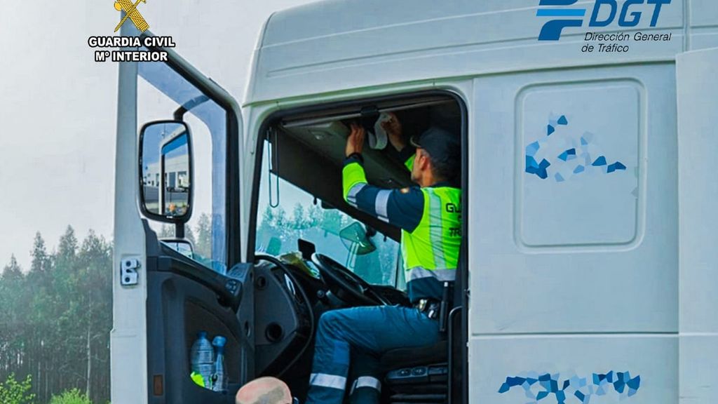 La Guardia Civil durante la investigación en el lugar de la denuncia