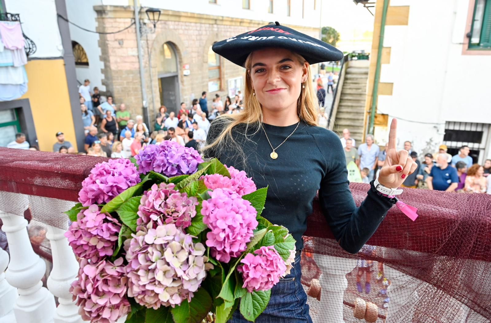 La surfista guipuzcoana homenajeada a su llegada a su pueblo, Zumaia