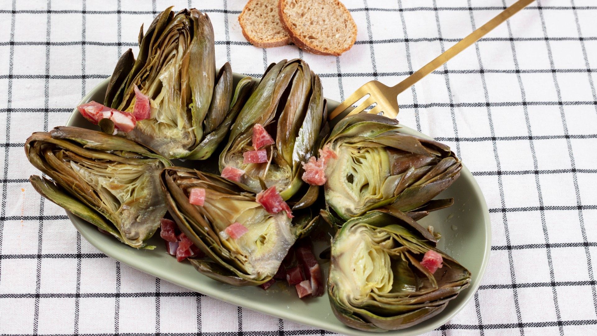 Las alcachofas con jamón son una delicia propia de esta época del año.
