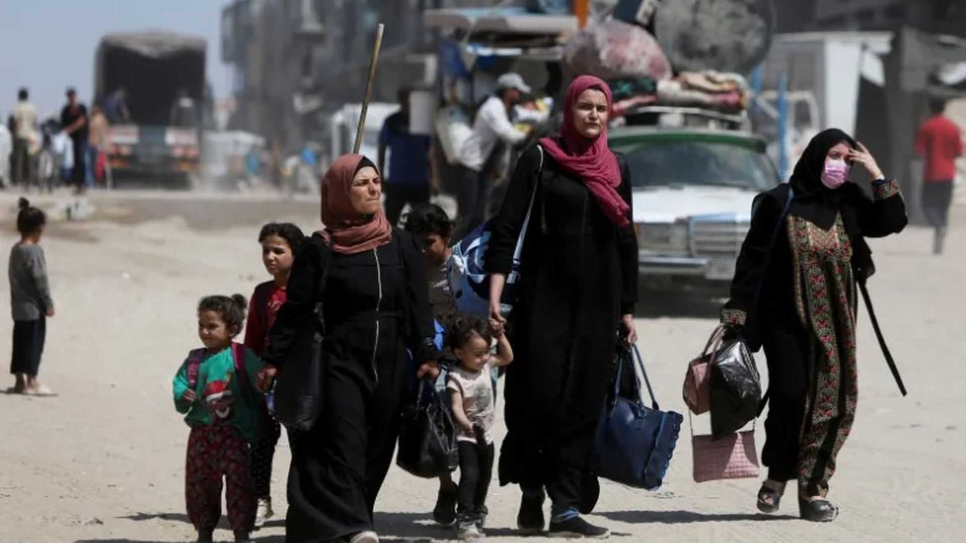 Las  familias palestinas salen de Gaza empujados por el Ejército de Israel.