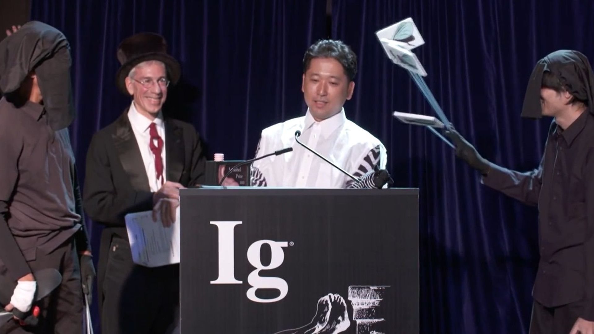 Los premios Ig Nobel celebran la ciencia más loca: vacas cebra que ahorran millones y teflón en alimentos que ayuda a saciar