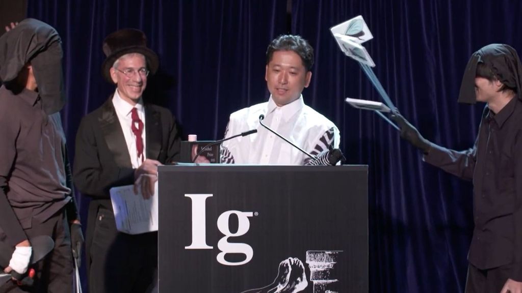 Los premios Ig Nobel celebran la ciencia más loca: vacas cebra que ahorran millones y teflón en alimentos que ayuda a saciar