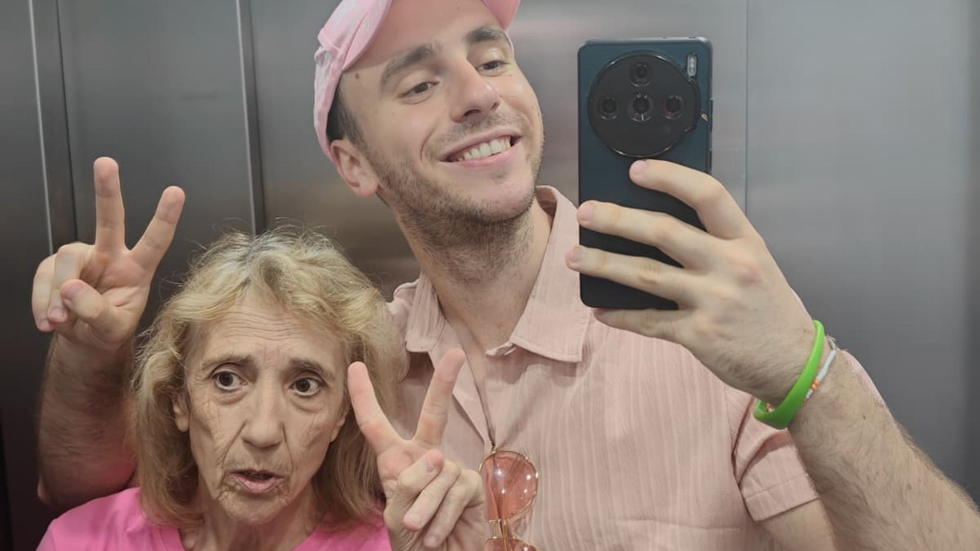 Luis junto a su madre, enferma de Alzheimer