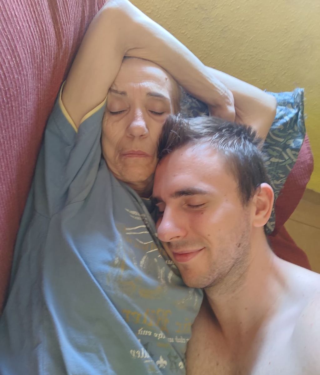 Luis y su madre, abrazados