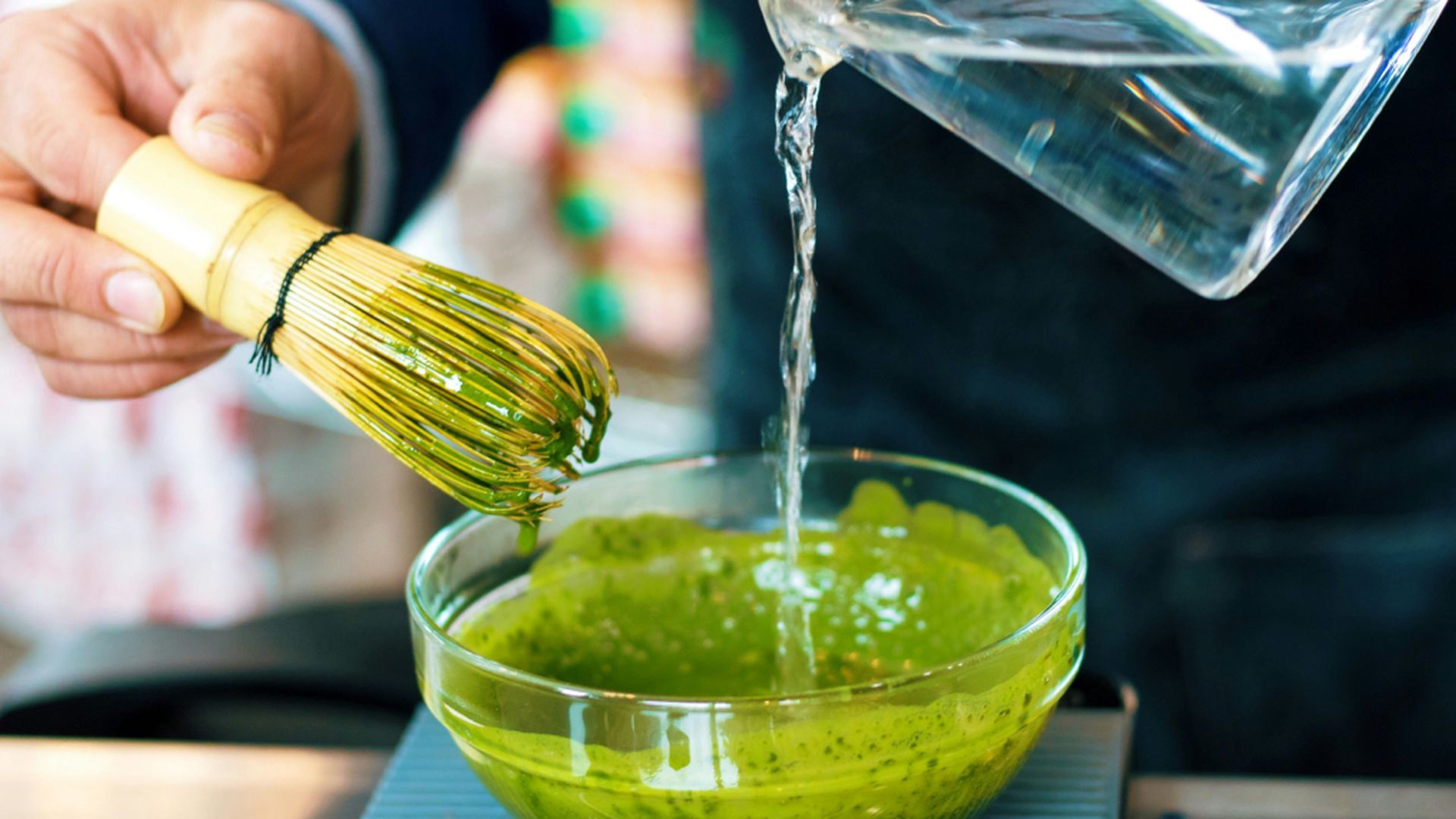 Matcha con cerveza, tequila y otras combinaciones fuera de lo común con el té de moda