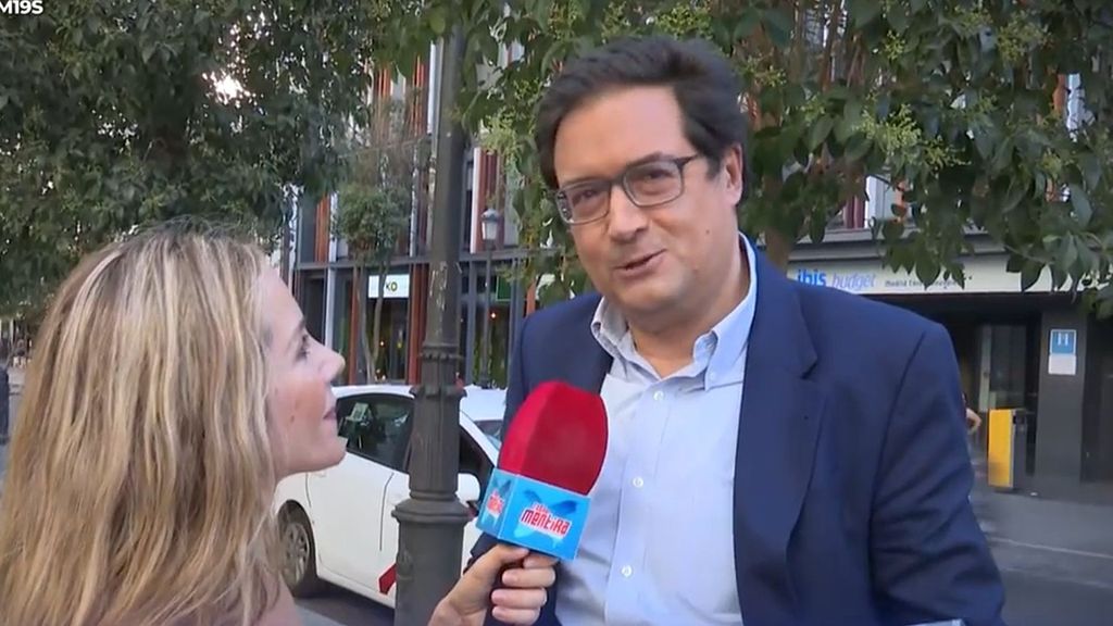 ¡Momentazo! Óscar López le hace un regalo a 'TEM' tras la polémica con la directora de comunicación del PSOE de Madrid