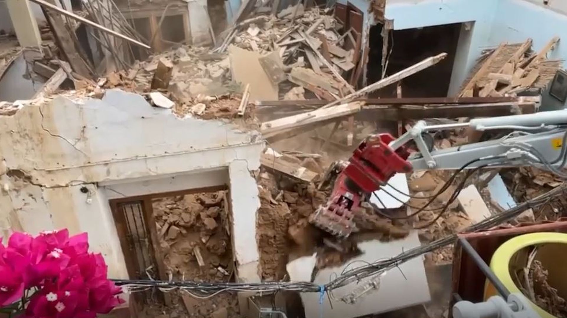 Paiporta ya puede pasar página: derrumban los restos de una vivienda que fue icono del horror y la muerte de la DANA