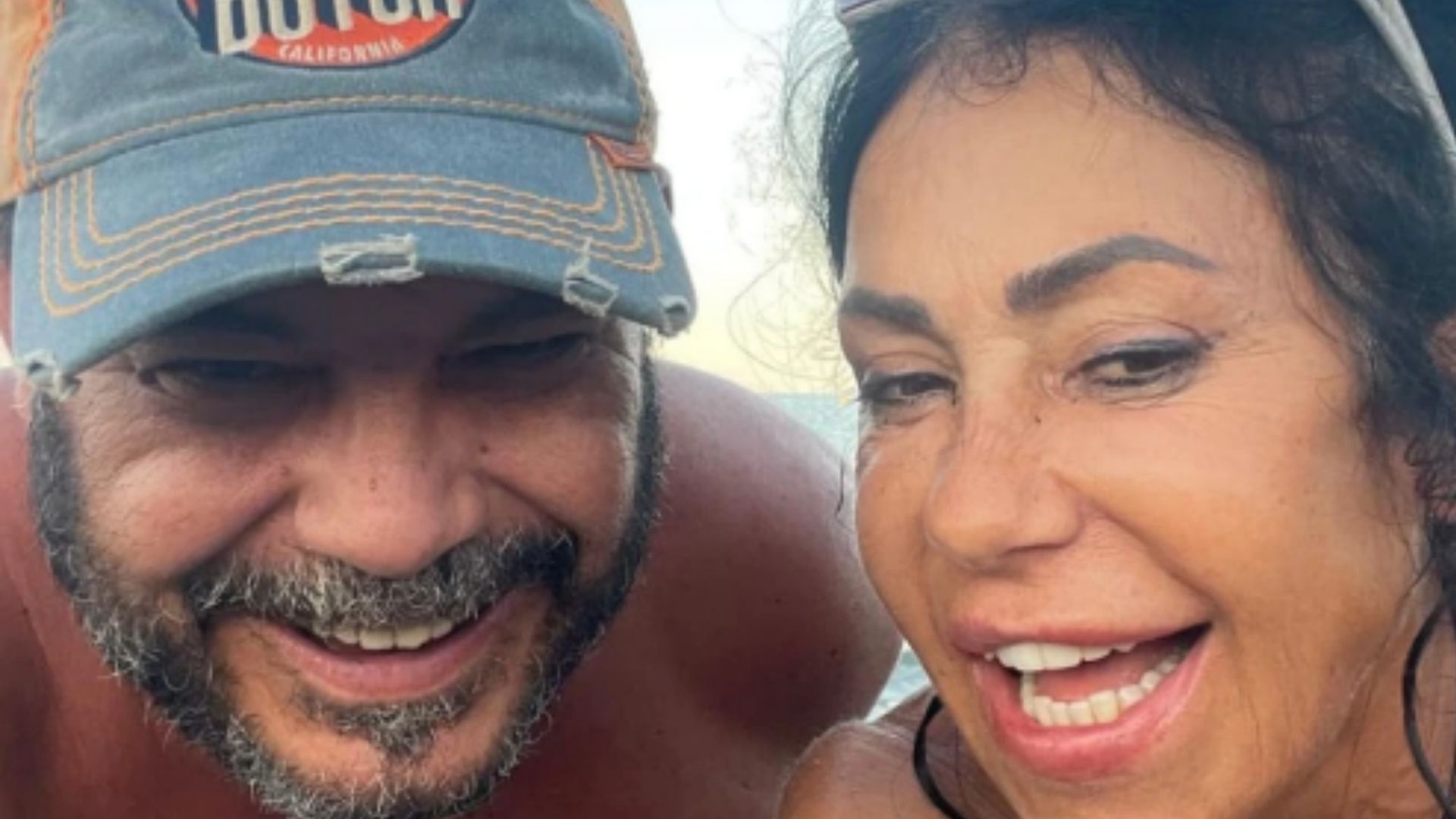 Quién es el acompañante de Maite Galdeano: vive en una playa desierta y es empresario