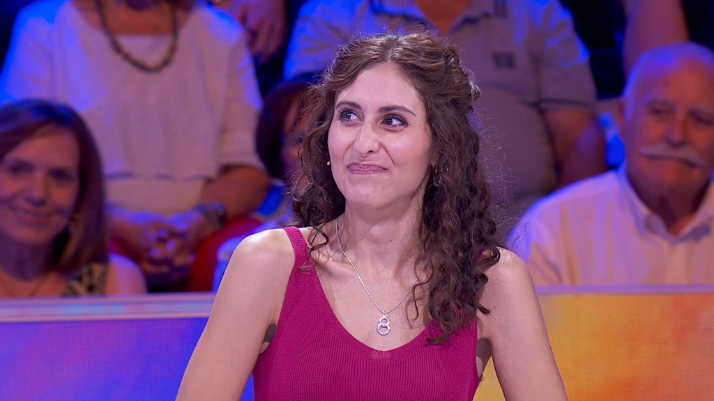 Sara cuenta a Eugeny Alemany cómo es trabajar como niña del exorcista en el parque de atracciones