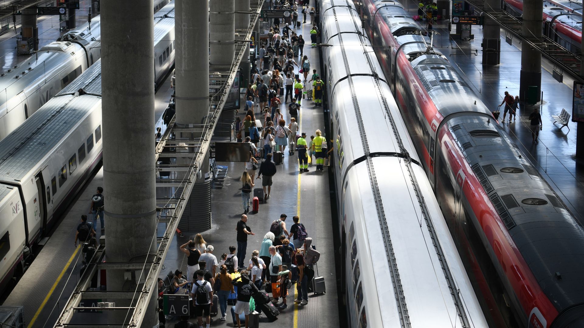 Suspendida la línea de alta velocidad en ambas vías entre Madrid y Barcelona por un incendio