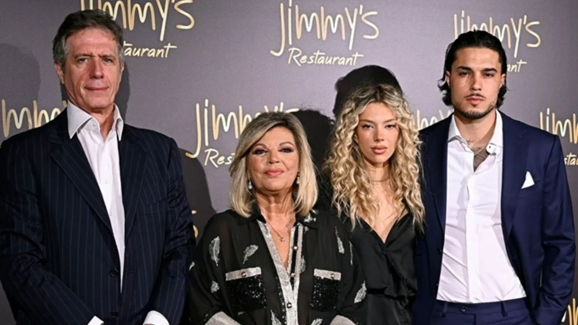 Terelu Campos posa con su consuegro, su hija y su yerno