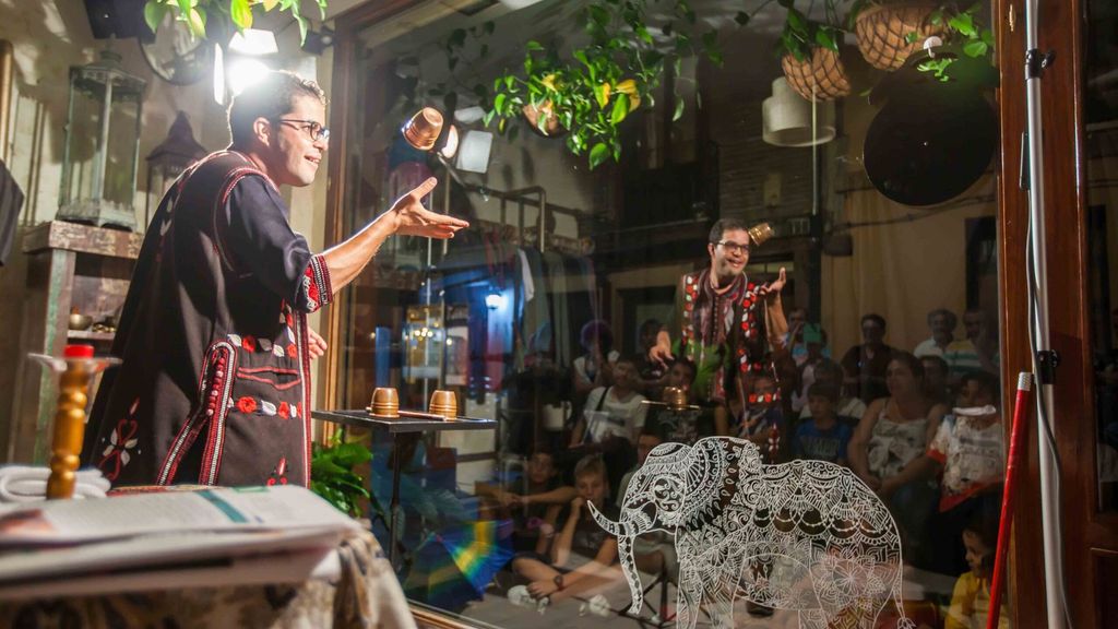 Un mago sorprende al público con un espectáculo desde un escaparate