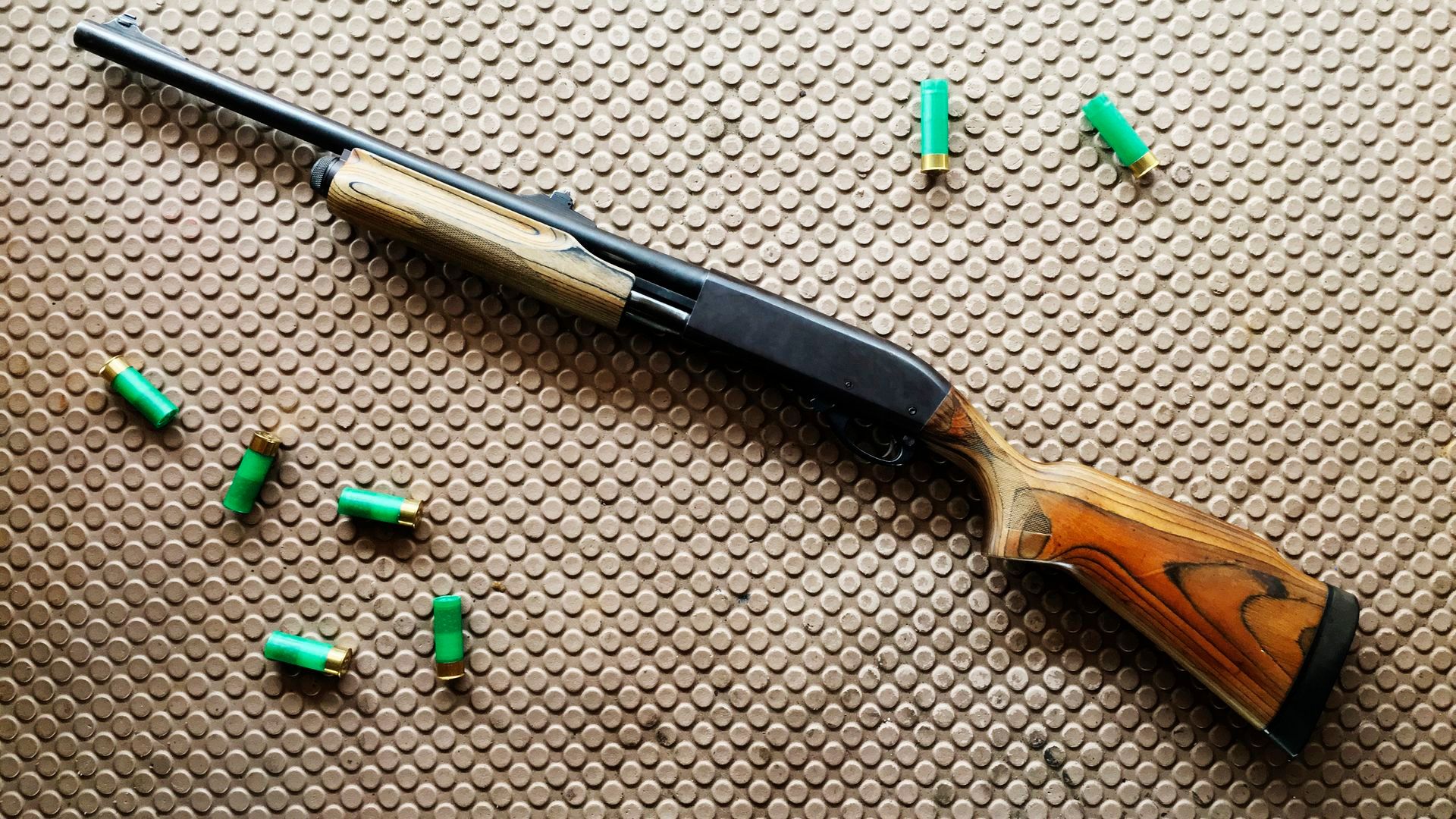 Una escopeta y varios cartuchos
