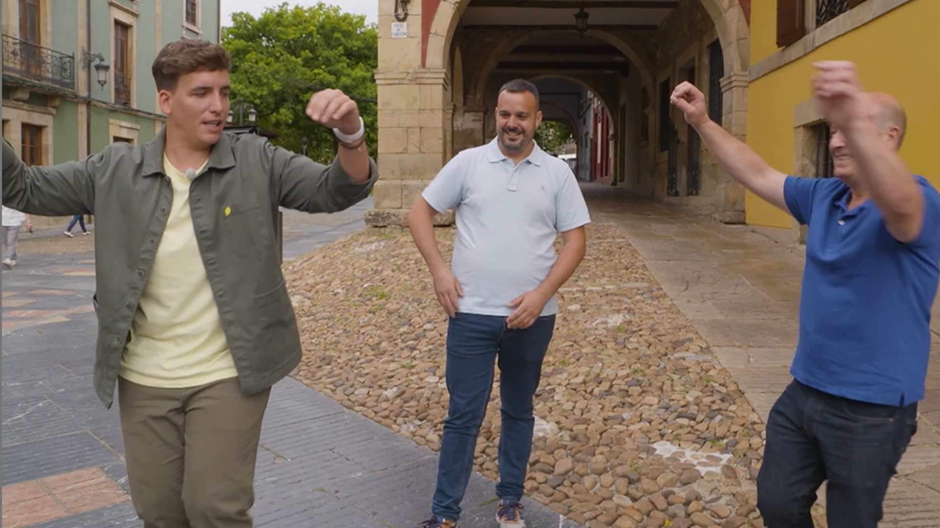 Xuso Jones se lanza a bailar una jota en Avilés con el nuevo concursante de 'Lo sabe, no lo sabe': "¡Qué arte!"