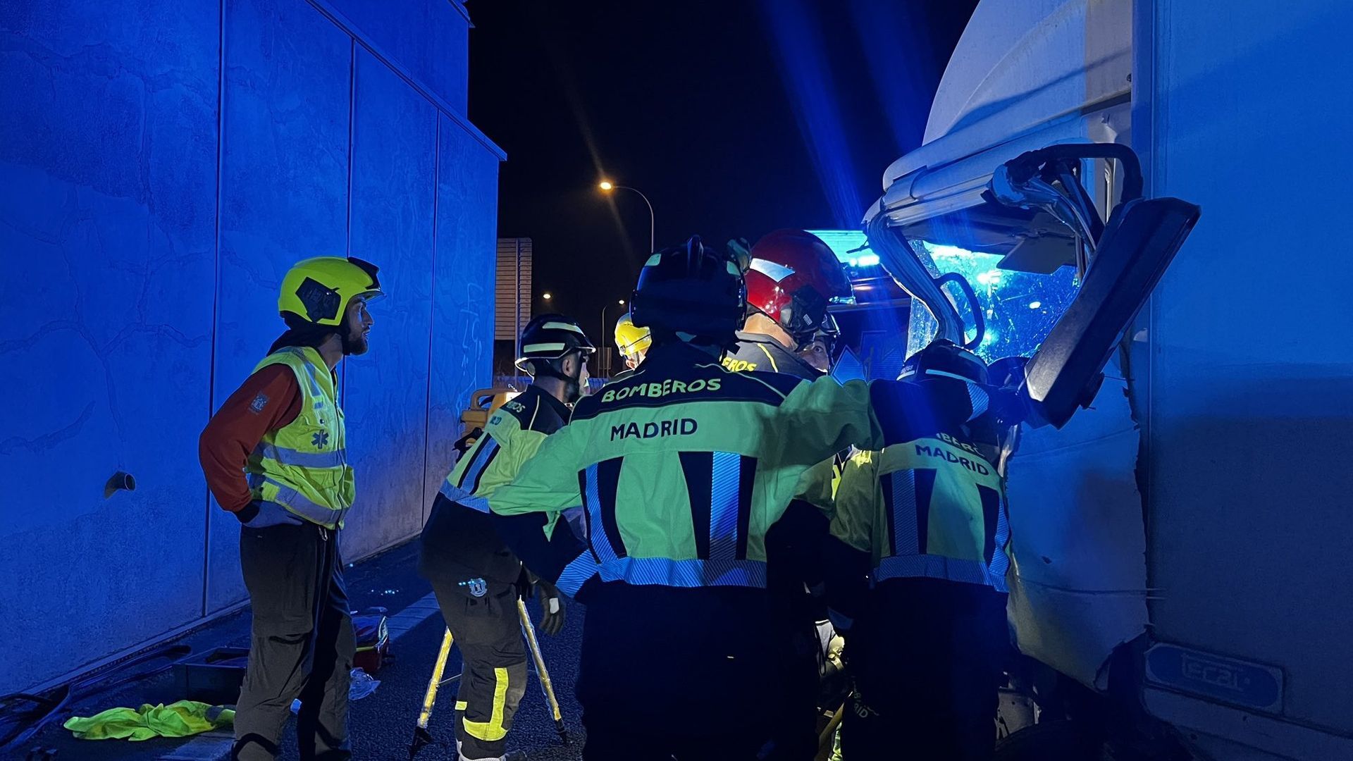 Accidente de camión con una furgoneta en Puente de Vallecas