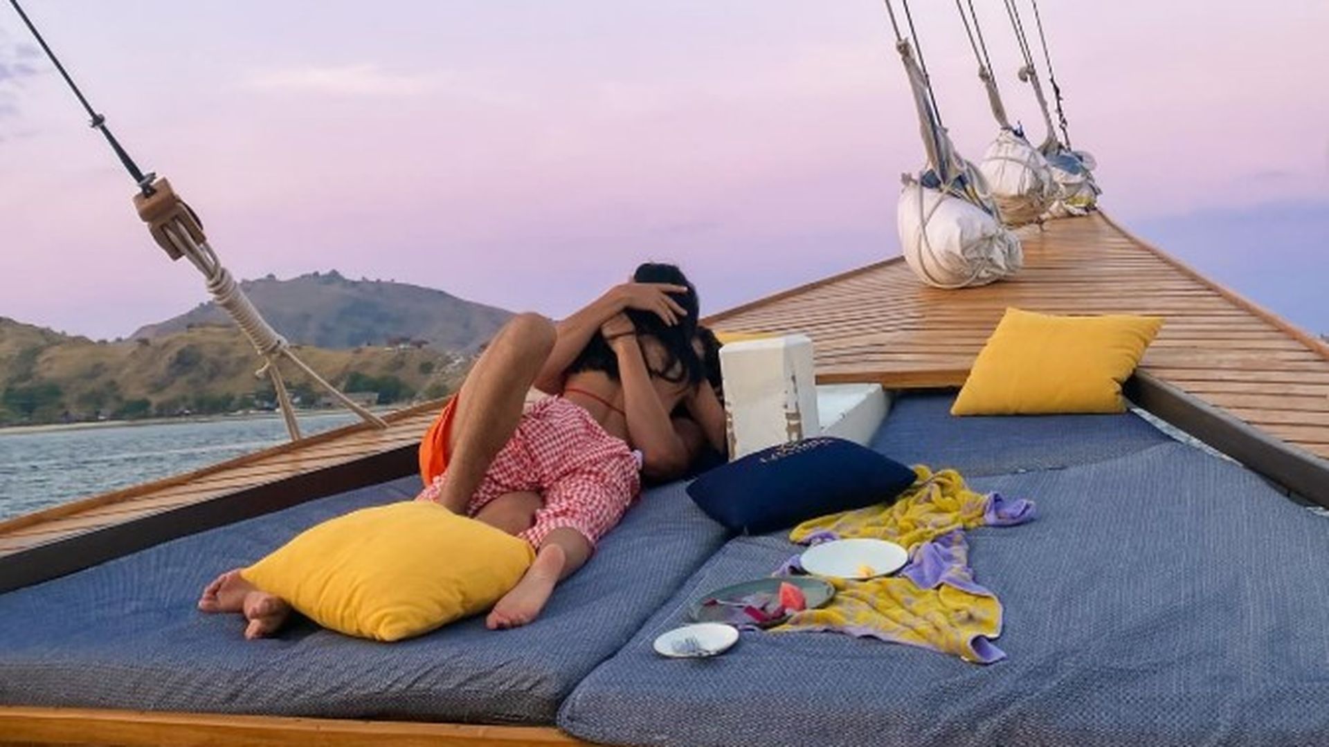 Aitana comparte su álbum de fotos más personal con Plex