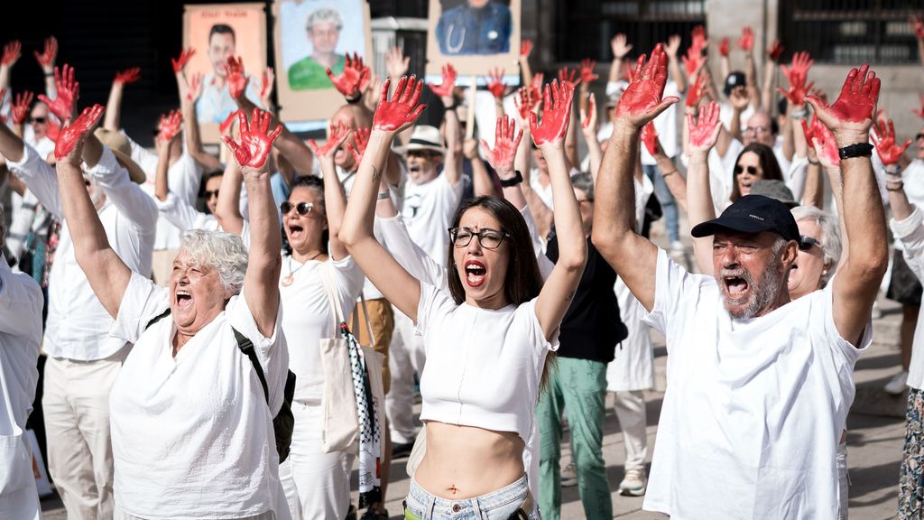 Sanitarios homenajean en Madrid a sus compañeros en Gaza con batas blancas y manos pintadas de rojo