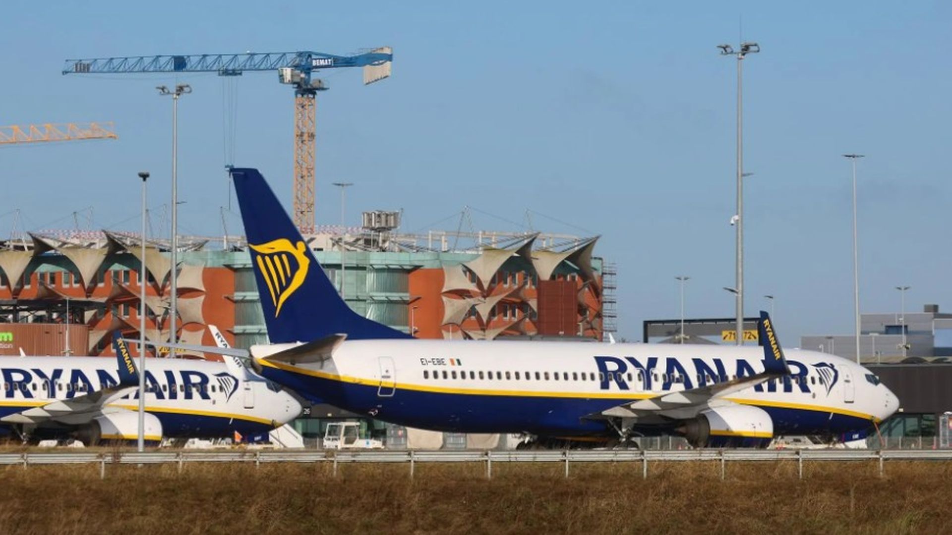 Desalojan una terminal del aeropuerto de Dublín como "medida de seguridad" por una posible bomba