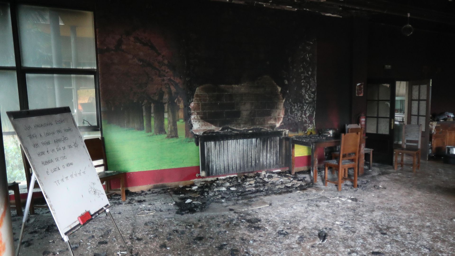 Edificio que albergará un centro de menores en Monforte, Lugo, afectado por ataque con explosivos