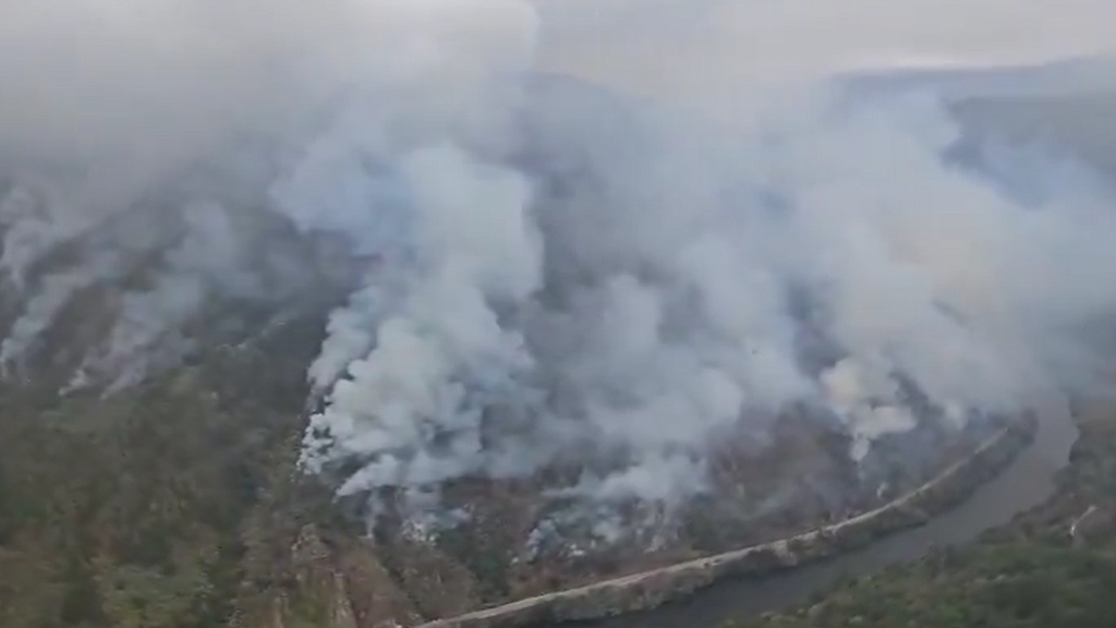 Tres incendios activos en Galicia: el de Pantón, Lugo, quema 1.400 hectáreas y obliga a desalojar otra aldea