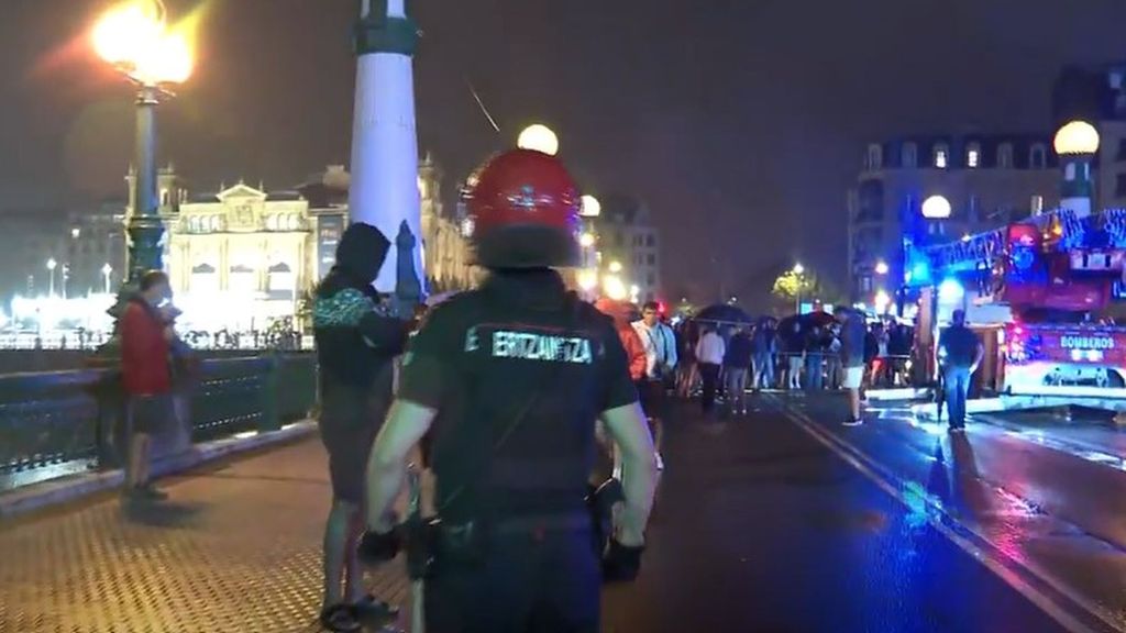Manifestación a favor de Gaza en San Sebastián: 3.000 personas cortan el puente de Zurriola y dos de ellos se cuelgan de la pasarela