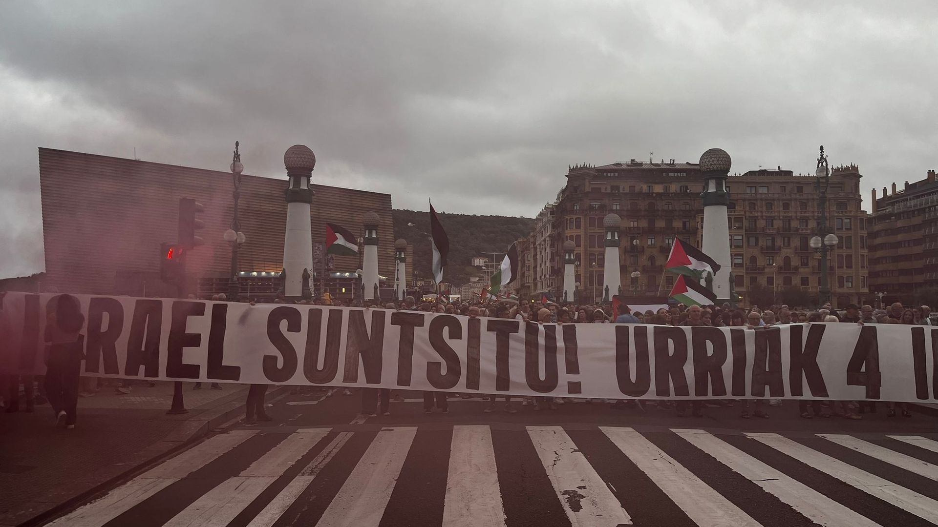Manifestantes cortan el puente de Zurriola, en San Sebastián
