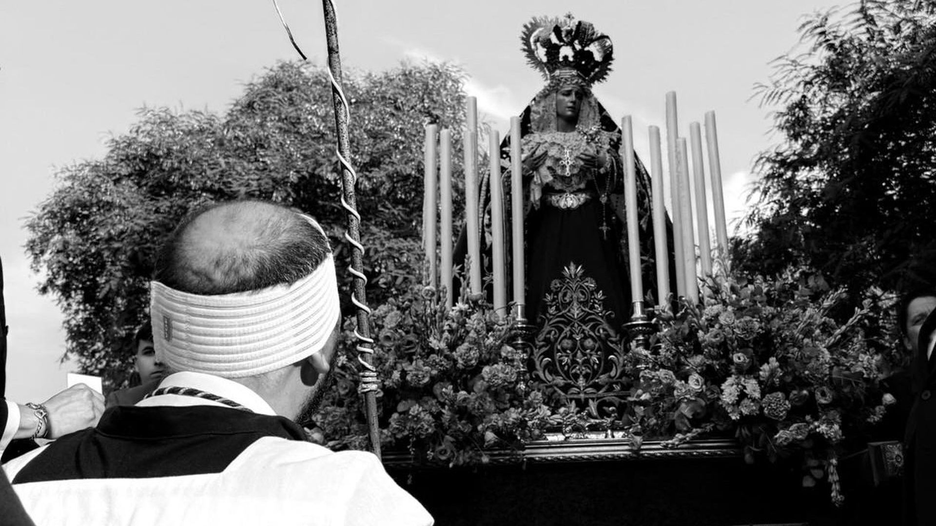 Manuel 'El Chica' frente a la Virgen María Santísima de las Mercedes