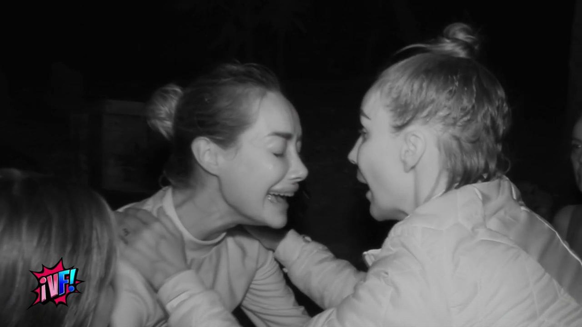 Adara Molinero, consolada por sus compañeros