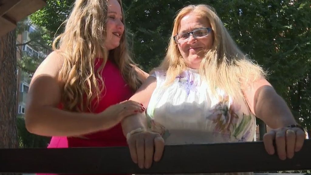 Ainhoa y su madre, cuyo diagnóstico de Alzheimer le impulsó a estudiar auxiliar de enfermería