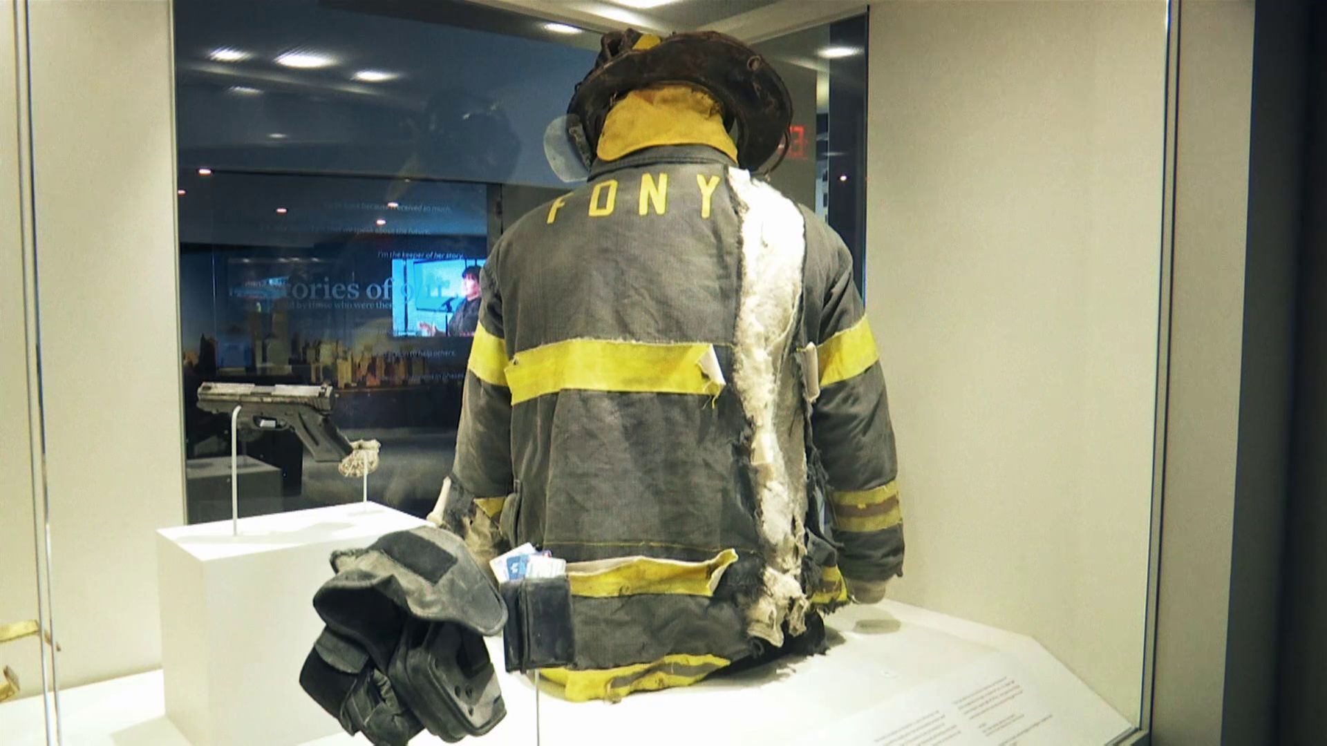 Carmen e Iker visitan el memorial del 11S Cuarto Milenio Temporada 21 Top Vídeos 668