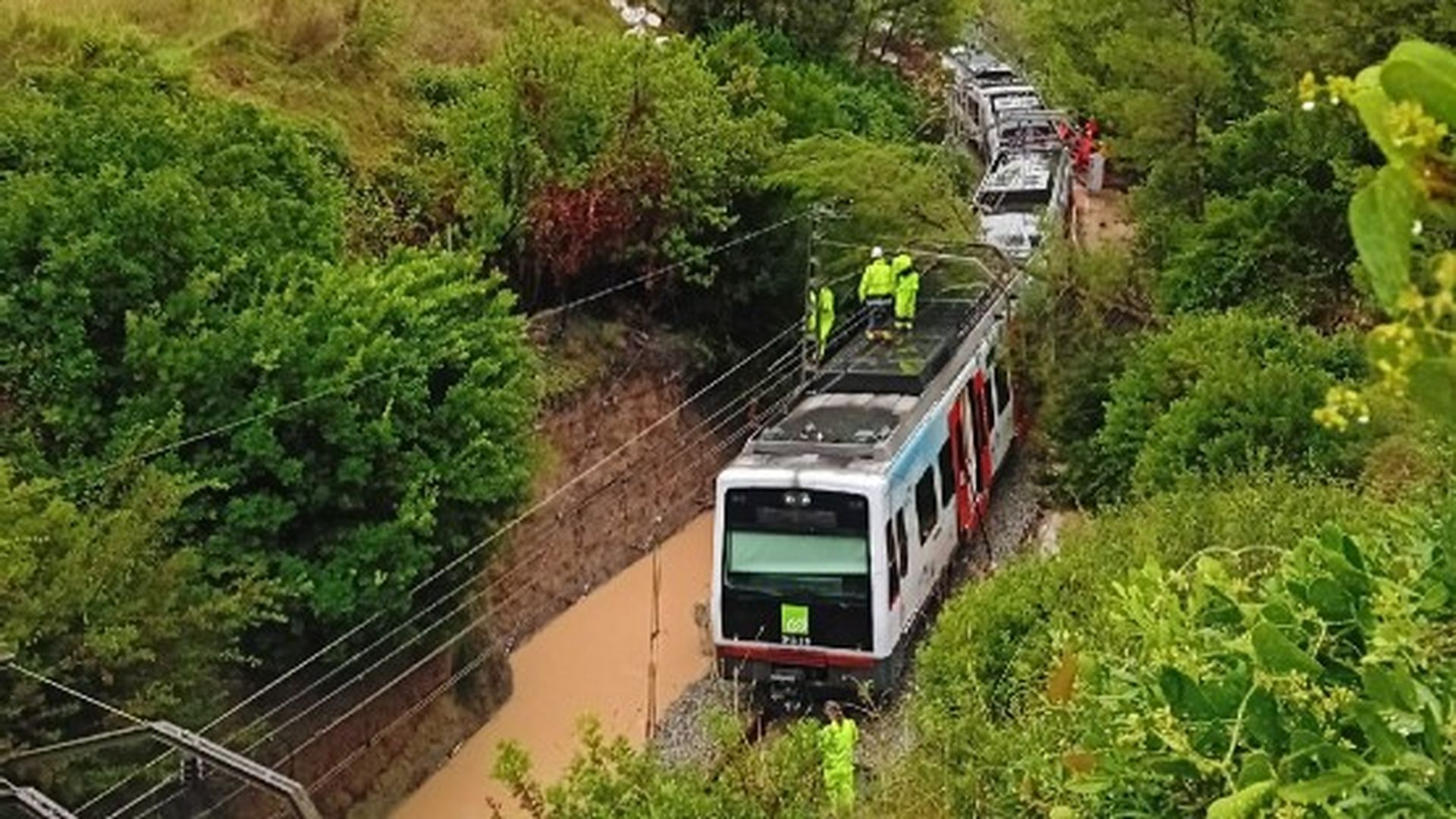 Numerosas incidencias en Cataluña por el temporal: vuelos cancelados, trenes afectados y 27 evacuados en el funicular de Montserrat Numerosas incidencias en Cataluña por el temporal: vuelos cancelados, trenes afectados y 27 evacuados en el funicular de Montserrat