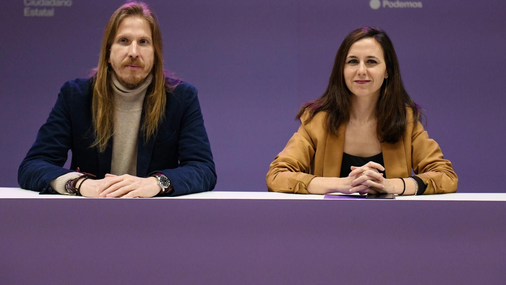 Archivo - El secretario de organización y portavoz de Podemos, Pablo Fernández, y la secretaria general de Podemos, Ione Belarra, durante una reunión de Podemos con su Consejo Ciudadano Estatal, en la sede del partido, a 2 de febrero de 2024, en Madrid (E