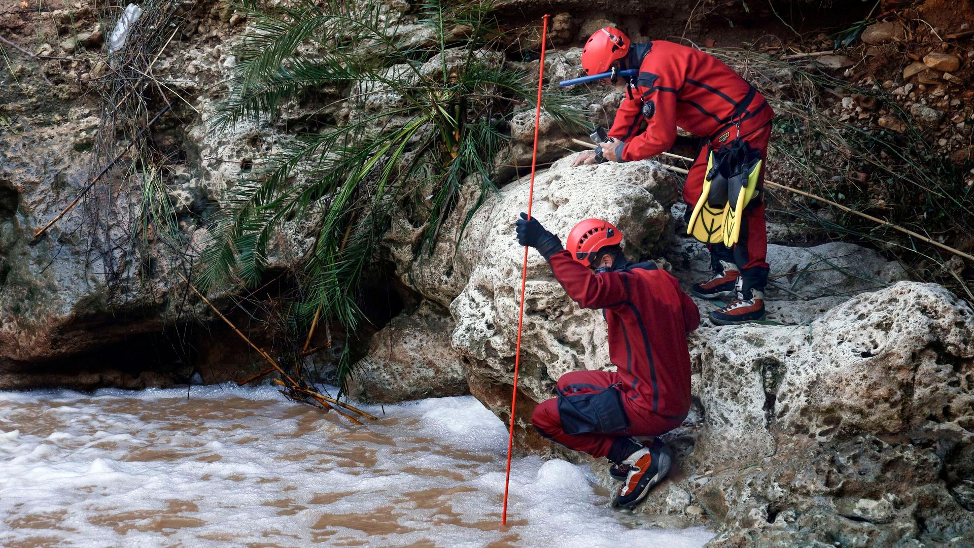 Búsqueda del hombre arrastrado por la riera tras hallarse el cuerpo de su hijo