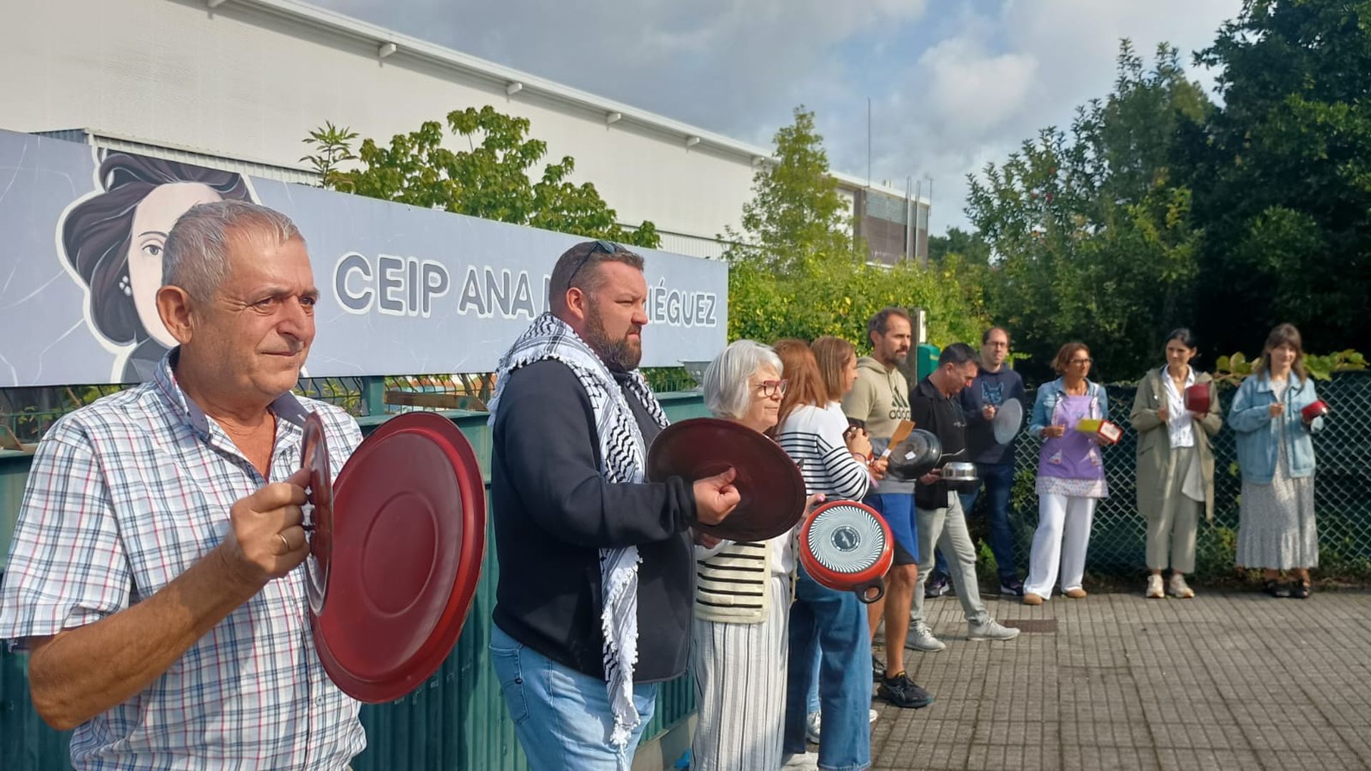 Cacerolada a las puertas del colegio Ana Dieguez de Rianxo para reclamar más profesores de apoyo
