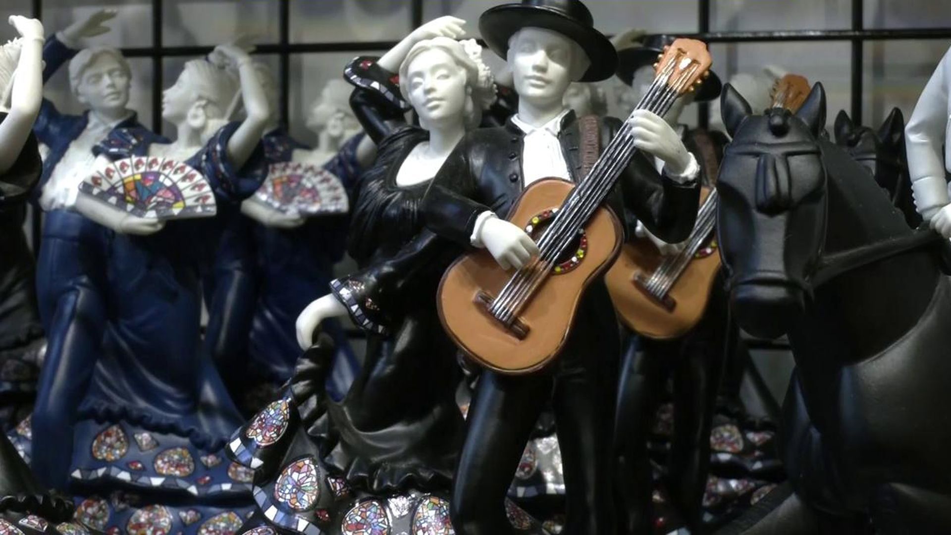 Del traje de flamenca en imán al mítico 'caganer': el souvenir español vive su mejor momento