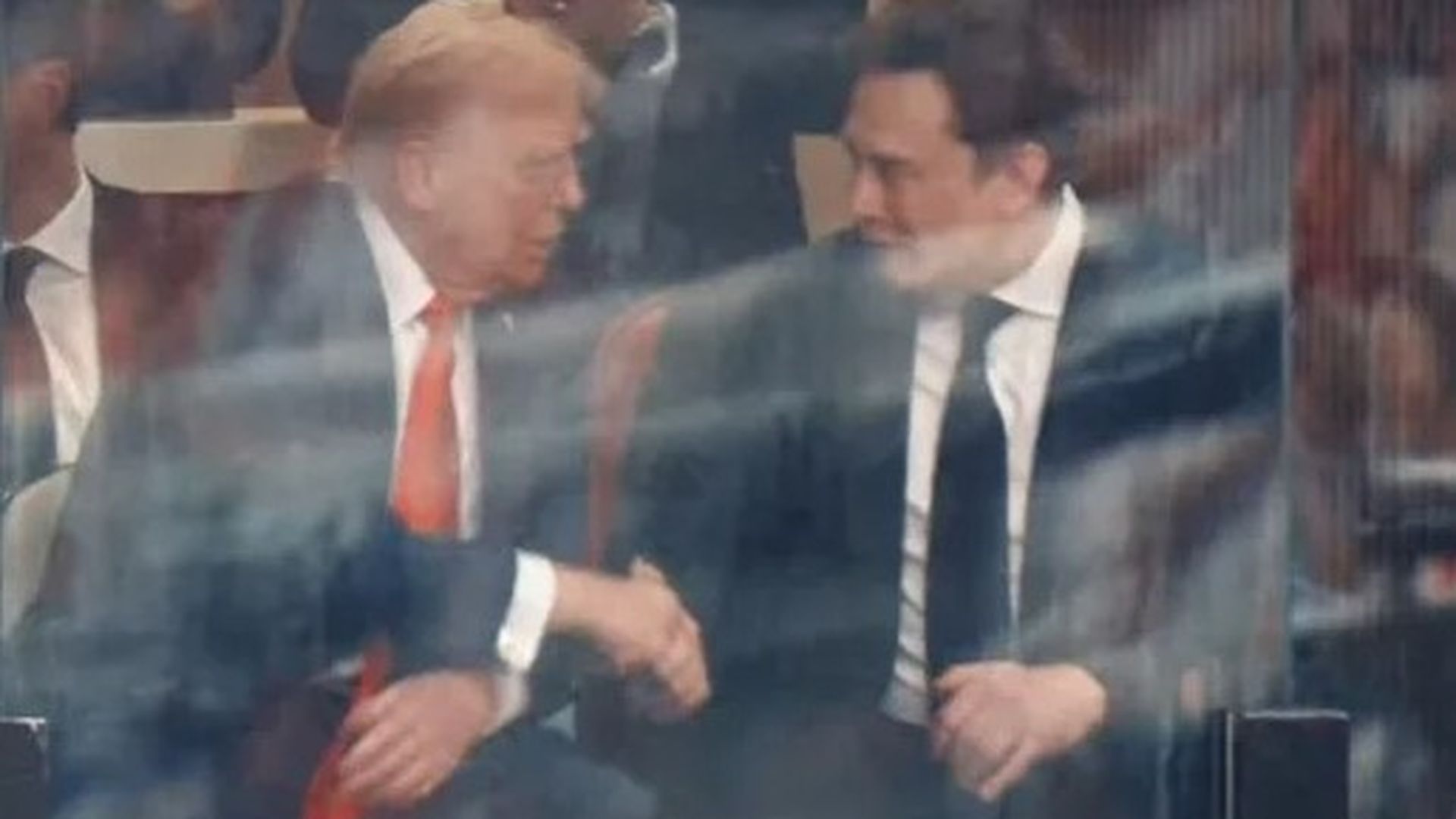 El presidente de Estados Unidos, Donald Trump (c) estrechando la mano de Elon Musk este domingo, en Glendale (Estados Unidos)