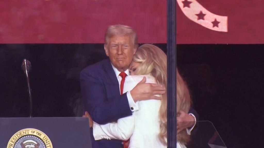 El trumpismo convierte a Kirk en mártir en su multitudinario funeral: su mujer asegura "perdonar al asesino"