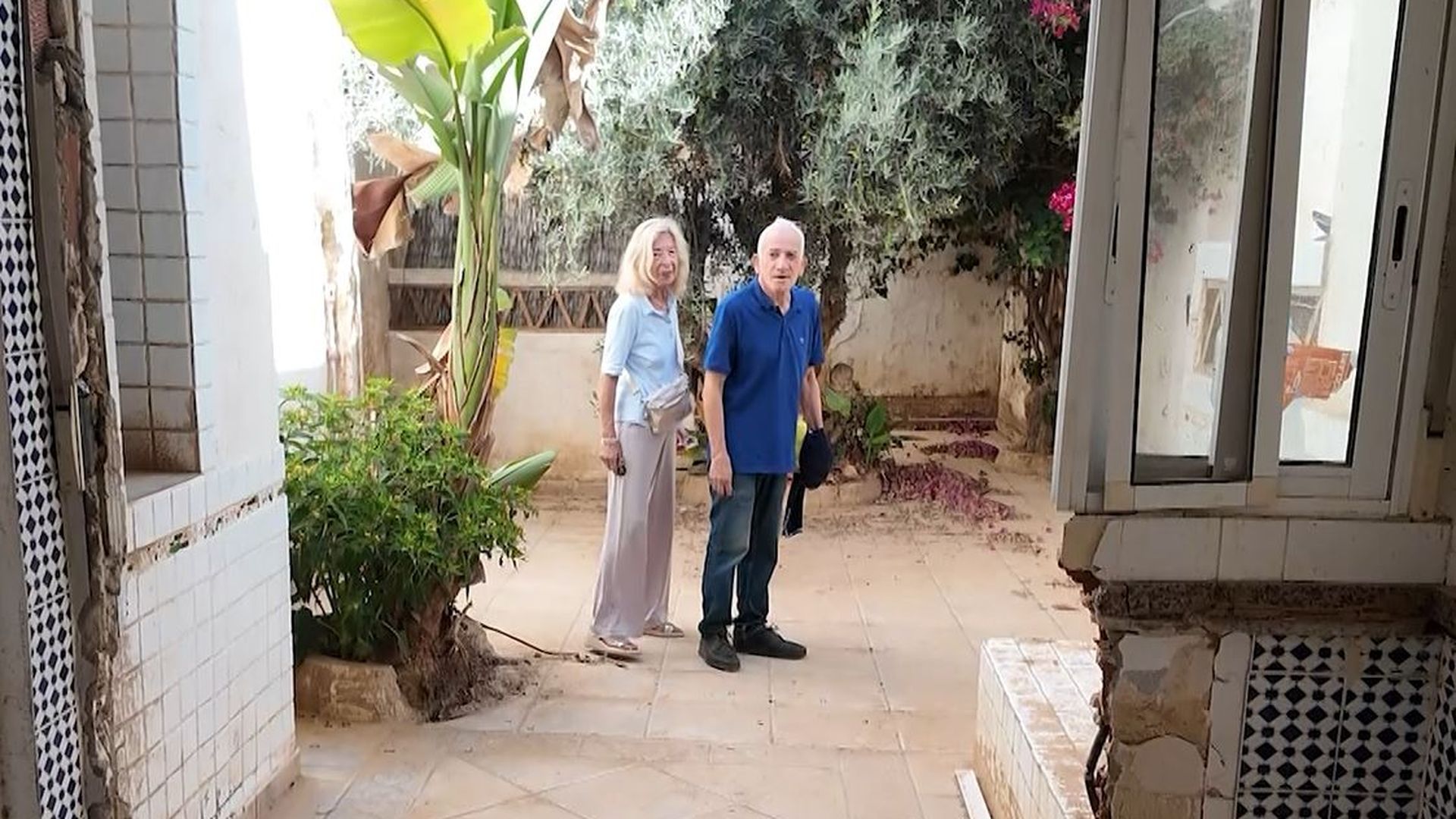 Felipe y Constanza en el patio de su casa